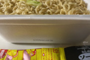 【失笑】アホのX民、カップ焼きそばにお湯を入れたまま寝る