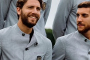 【画像】サッカーイタリア代表のスーツ姿がカッコ良すぎて…