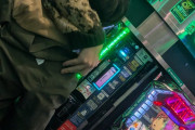 知らない人同士が同じ台に同時に座ろうとして喧嘩になっている画像が話題にwww