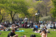 ◆悲報◆2万人超死んでもマスクもつけず公園大混雑させるニューヨーカー(´・ω・`)