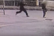 【動画】背後から突然の跳び蹴り、蹴られた男性は頭や腰の骨を折る重傷　強盗傷害容疑で28歳男逮捕
