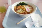 【画像】ワイの花のお昼、学食ラーメン！！