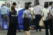 【友やめ】電車と接触した人がブルーシートに覆われ担架で運ばれてった。それを見て友人、先回りしてシートの隙間から写真を撮り出して…