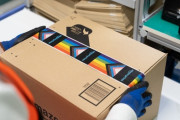 【悲報】Amazon「梱包テープを虹色にしたろｗ」→例の界隈に目を付けられ炎上へｗｗｗｗ