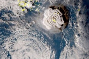 【画像】トンガ諸国の海底噴火がかなりやばい