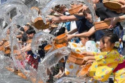 銀座で700人が打ち水するも体感温度が上がってしまう・・・