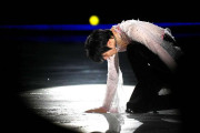 羽生結弦さん　黙とう捧げ、涙…何度も氷に手を置き「宮城県民として説明させてください」