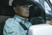 80歳過ぎの義父は今でも車の運転をしてる。「車がないと生活できない」と言うけど、80歳過ぎたら国が免許証を取り上げてもいいんじゃないかと思う…