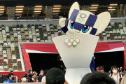 【東京五輪】閉会式ステージ上で“バッハごっこ”が大流行　人気すぎて演説台に行列　ミライトワも登壇
