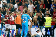 【サッカー】マルセイユが試合再開を放棄で打ち切り　ニースサポーターがボトルを投げ込み乱闘騒ぎ