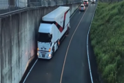 海外「日本のトラックドライバーはレベルが違う！」立体交差に入っていく日本の牽引トラックの運転を見た海外の反応