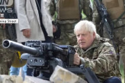 ジョンソン英首相、国内で訓練を受けているウクライナ軍の訓練を視察…迷彩服着て参加し手榴弾を投げる！