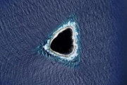またしてもグーグルマップで発見！太平洋の真ん中に三角形の黒い穴の正体は？