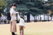 3歳くらいの幼女（ﾃﾄﾃﾄ）ワイ「（フフ…かわええな）」 若めの母親「おっせンだよ早くしろ！あー？」