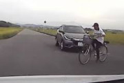 【動画】絶対に回避不能の自転車ジジイを神回避する車が現れる