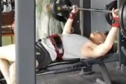 ベンチプレスで死亡事故。25歳の男性がバーを首に落としてしまう(@_@;)
