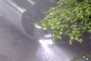 鹿児島で100歳男性が運転する車が川に転落。命に別状なし。