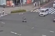 【動画】モペット乗り、信号無視して事故る