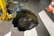 日本さん、またまた道路陥没w　今度は千代田区で、五反田で、町田で…　終わりだよこの国