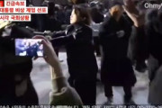 【動画】韓国の戒厳令、ある女性の行動で内乱になる寸前だった…「もし女性が銃を奪うことに成功していたら撃たざるをえない状況。奪えなかったおかげで撃たずに済んだ」