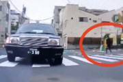 【事故】信号無視の歩行者（横断歩道）とスクーターが接触してしまう。
