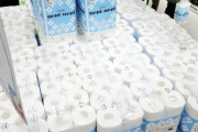 開店前から行列５０人、ヨーカ堂に山積みの「トイレ紙」
