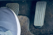 自動車の「アクセル」「ブレーキ」はなぜ隣り合わせなのか