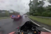 【閲覧注意】アメリカの警察さん、雨の中バイクで逃走する犯人を容赦なく轢く