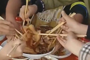 【動画】中国、子供たちも大人たちに負けずに料理争奪戦！一瞬で皿からなくなる～！w