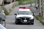 【動画】ルカ逃げれ！沖縄県警のパトカーにひょっこりを仕掛けるクソガキ。