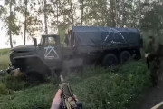 単独で走るロシア軍輸送トラックをチェチェン兵が待ち伏せ攻撃…まさに蜂の巣！
