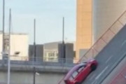【動画】青信号で跳ね橋を通過しようとした車、突然橋が上昇し転落してしまう！怖すぎる