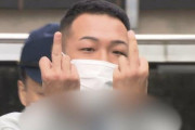 カメラに中指、挑発ポーズ　逮捕された26歳男は「受け子」リーダー格　高速道路上の車がアジト　被害総額9400万円か