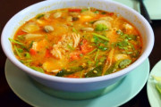 お前らさ、ホントにトムヤムクンを美味しいと思って食ってんの？