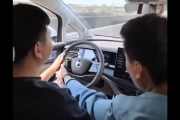 【動画】中国ディーラー「この車のスマート運転機能はすごいぞ。手を離してコンピューターに運転を任せてみろ」 → 結果…