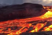 【動画】ハワイの火山の麓、溶岩の川が流れる