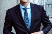 【画像】187cmイケメン「スーツが似合いすぎて、ルックス給が出ました」