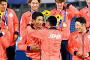 侍ジャパン菊池涼介、稲葉監督に金メダルをかけ記念撮影する優しい好プレー