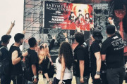 【海外】「Resurrection Fest」でBABYMETALの広告を見るスペインのキツネたち