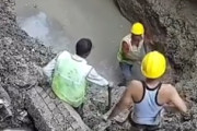 【動画】土木作業の死亡事故。壁が崩れて作業員が水中で生き埋めに。