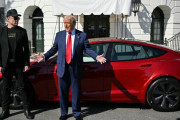 トランプ大統領「テスラの車いらんから売るわ」