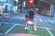 【動画】無免許？警官の制止を振り切りバイクを捨てて逃げるDQNが撮影される。
