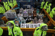 旧日本大使館前を保守団体に奪われた正義連、28年ぶりに少女像から離れて水曜集会…大学生市民団体は体にロープを巻き付けて少女像前で座り込み＝韓国の反応