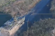 前線でストライカー装甲車が目撃されたのは初めて？…ロシア軍のランセットドローンが命中！