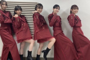 【乃木坂46】クリスマスカラーの新衣装！『MUSIC STATION SUPERLIVE 2023』本番前ショット。このポーズは一体…！？