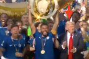 【奇行動画】トランプおやびん、クラブW杯優勝チームによるトロフィーリフト時に何故か真ん中に居座ってしまい選手も困惑ｗｗｗｗ
