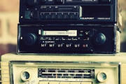AMラジオ非搭載の車が増加 議員も問題視「無料放送は政府にとって重要な情報伝達手段」