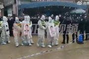中国でロックダウンルールを破った違反者さん、自分の写真と名前を書かれたプラカードを首から下げて公衆の面前に晒される・・・