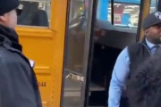 【動画】ホビットおっさん、子供料金でバス乗ろうとして運転手に投げ飛ばされる