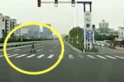 【動画】大事故が起きているのに老人が冷静すぎて草。（中国）